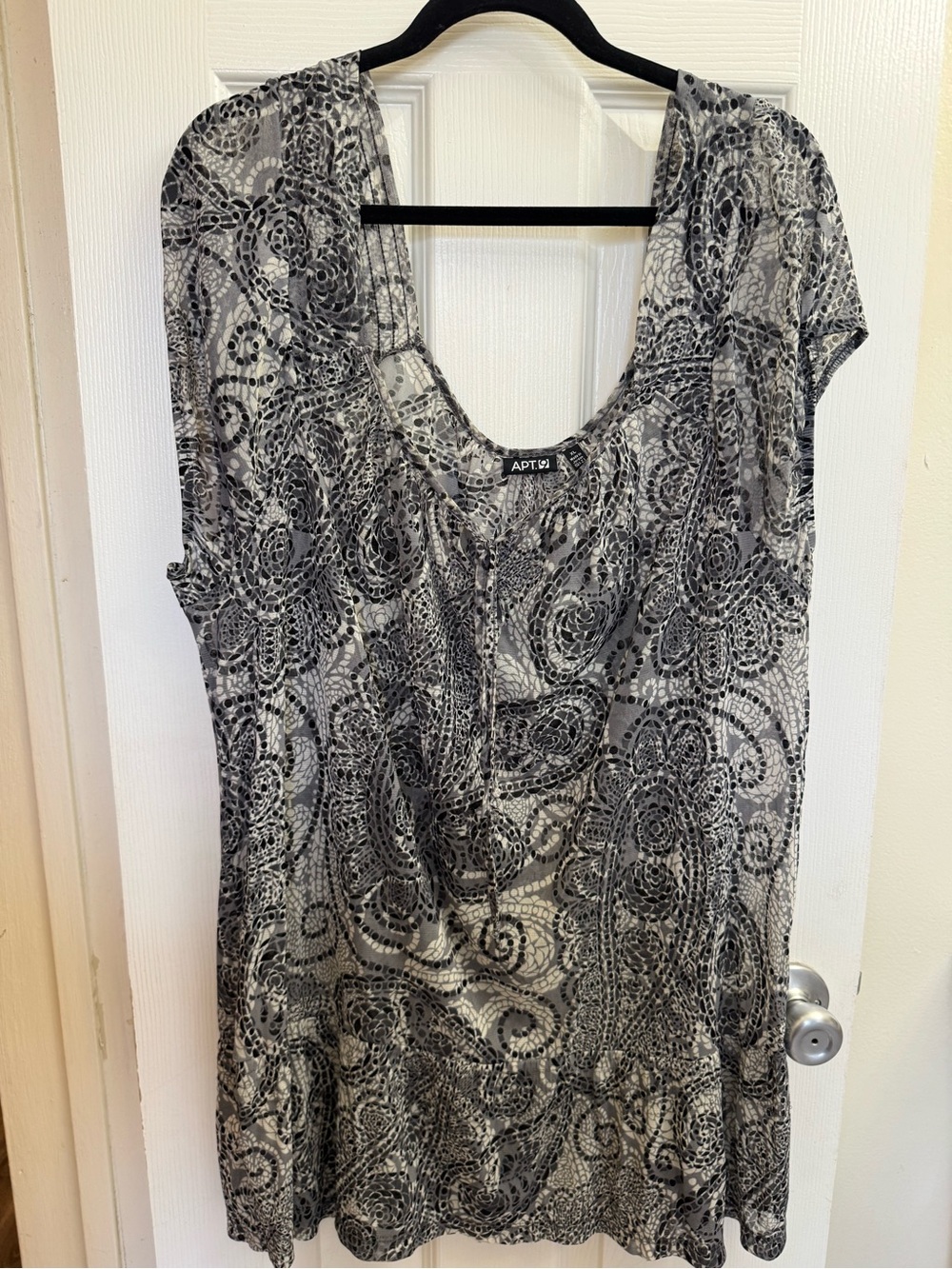 Apt. 9 Black & White Paisley Scoop Neck Tunic